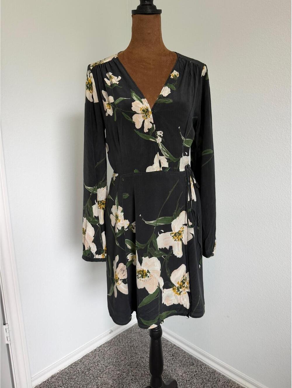 Wilfred Aritzia 100% Silk Long Sleeve V-Neck Floral Wrap Dress Women's Size S
